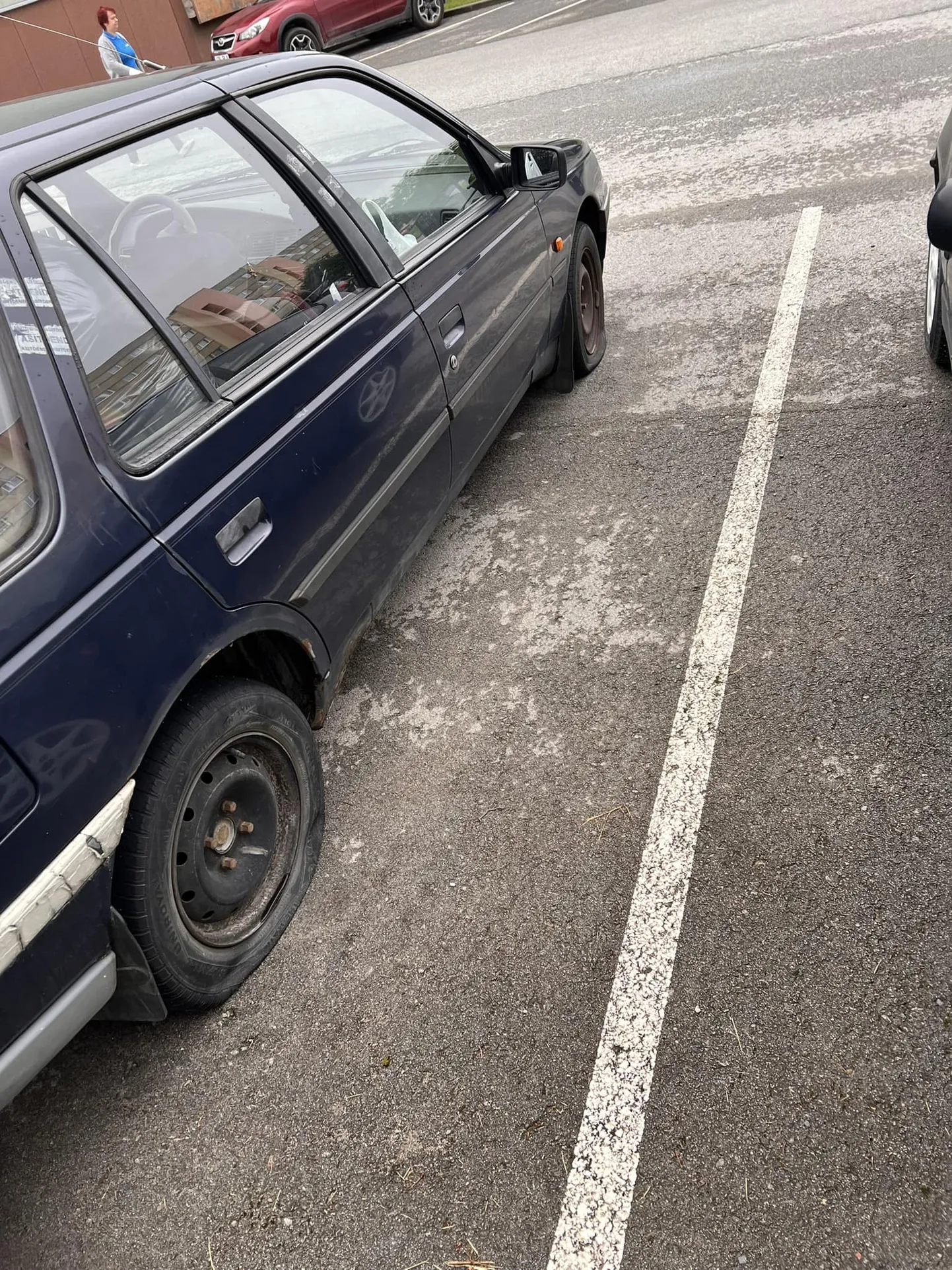 Pimeduse varjus torgati juba korra ärandatud autol rehvid läbi.