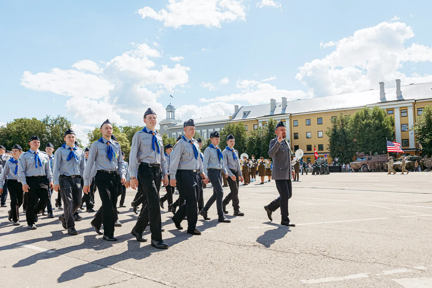 Võidupüha paraad Peetri platsil Narvas.