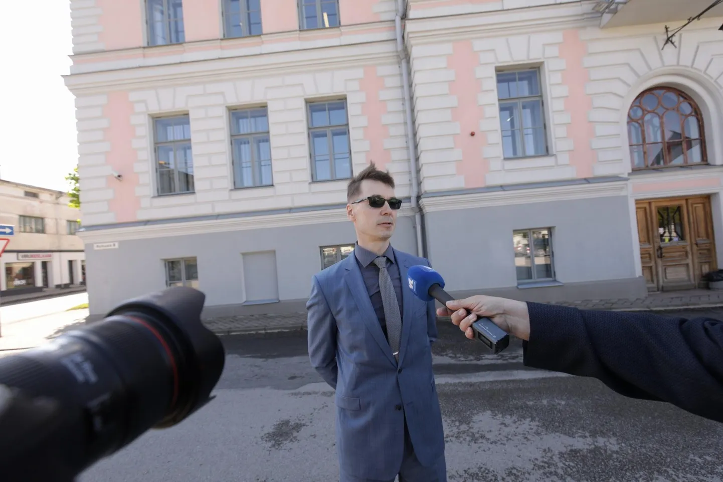 Marti Kuusik esimese astme kohtus ehk Viru maakohtu Rakvere kohtumajas ajakirjanikele intervjuud andmas.