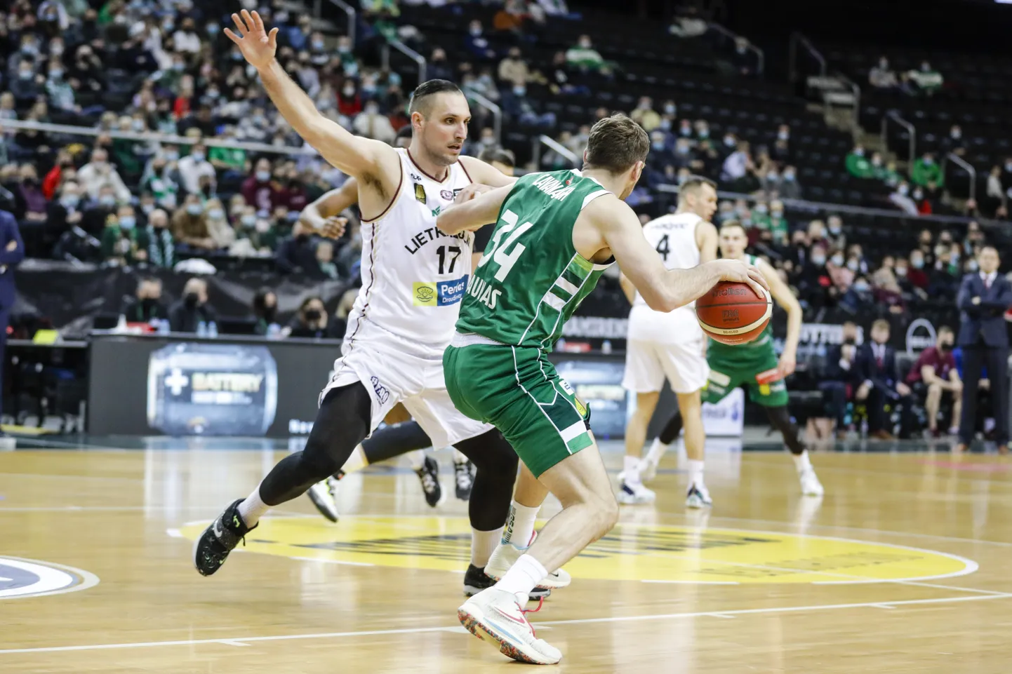 Žalgirise pallur Tyler Cavanaugh (paremal) püüab üle mängida Lietkabelise liidrit Gediminas Orelikut.