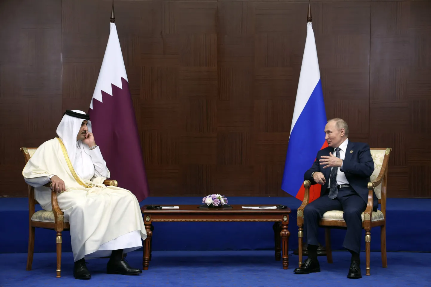 Katari Emiir Tamim bin Hamad al-Thani (vasakul) koos Venemaa presidendi Vladimir Putiniga.