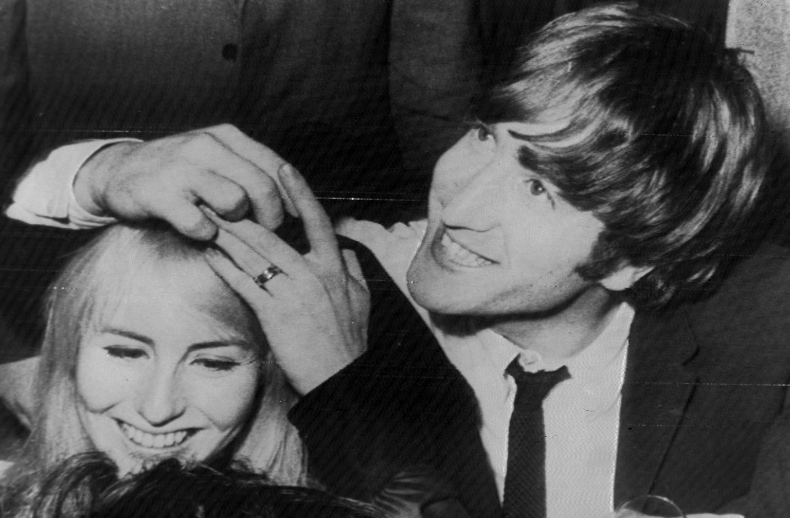 John Lennon toonase abikaasa Cynthiaga 1964. aastal New Yorgis.