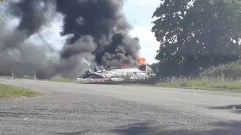 Видео: грузовик вылетел с дороги и загорелся