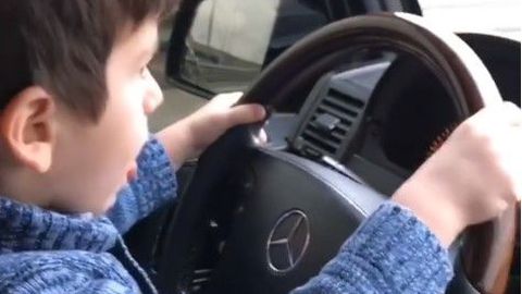 Видео: четырехлетнего ребенка засняли за рулем Gelandewagen