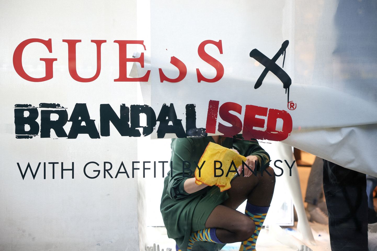 Töötajad eemaldasid Guessi rõivapoe vaateaknalt tänavakunstnik Banksy sõnumi. Regent Street, London, Inglismaa. 18.11.2022.