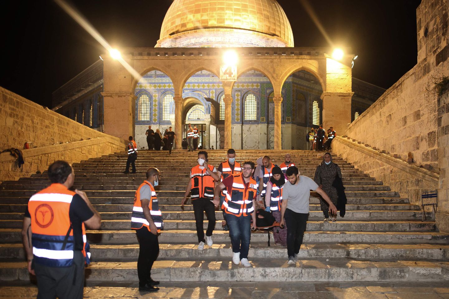 Palestiina meedikud haavatuid Templimäelt ära viimas, samal ajal kui kokkupõrked palestiinlaste ja Iisraeli politsei vahel eile süvenesid.