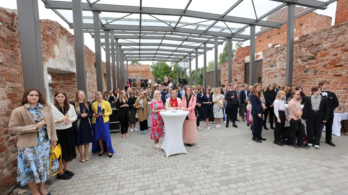Sel nädalal saab Tartumaal ja Jõgevamaal gümnaasiumi lõputunnistuse üle pooleteise tuhande neiu ja noormehe. Äsja tunnustati Eesti Rahva Muuseumi viinaköögis neist kõige tublimaid.
