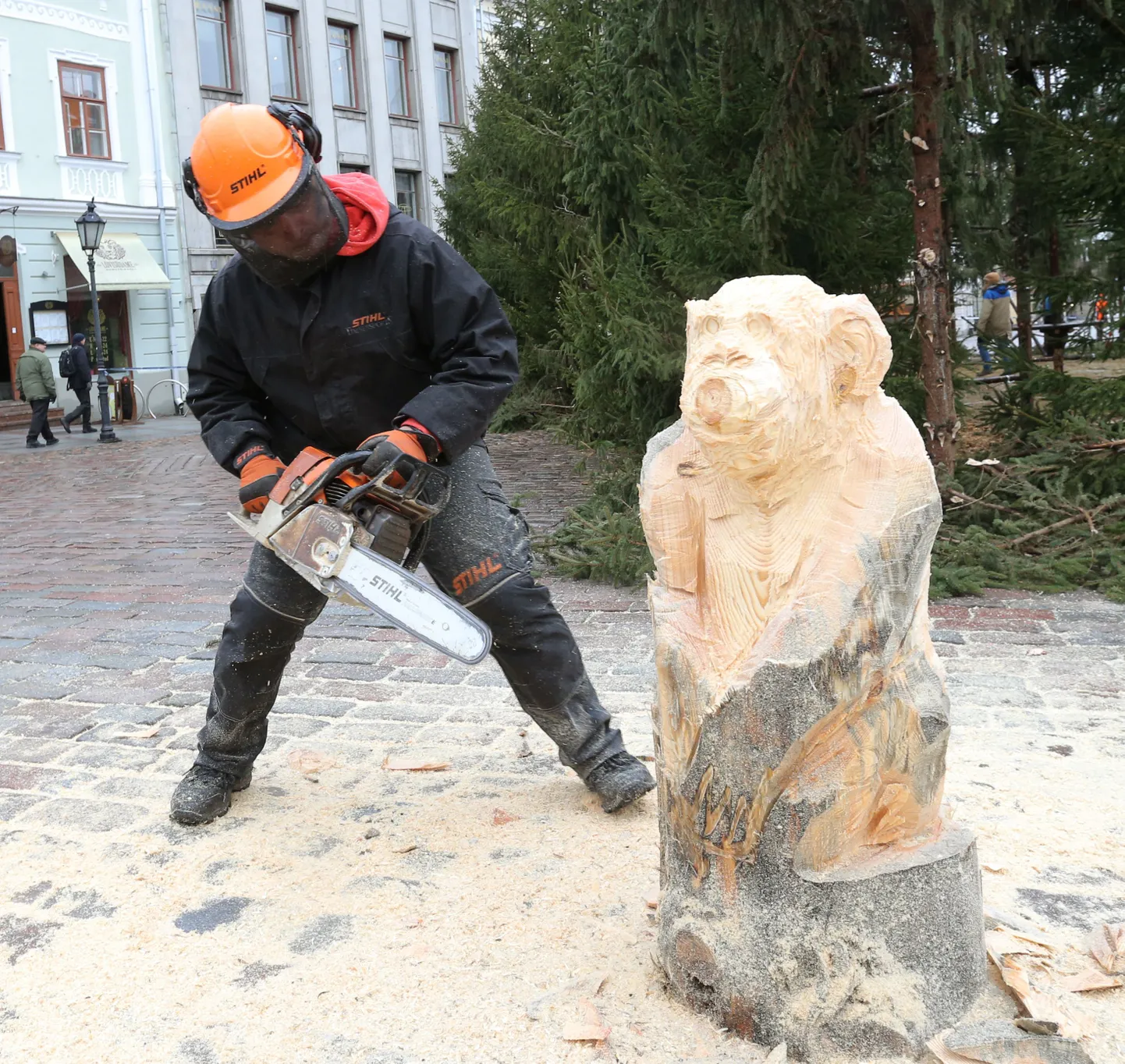 Puidukujur Tanel Pirk vormib puutüvest ahvi.