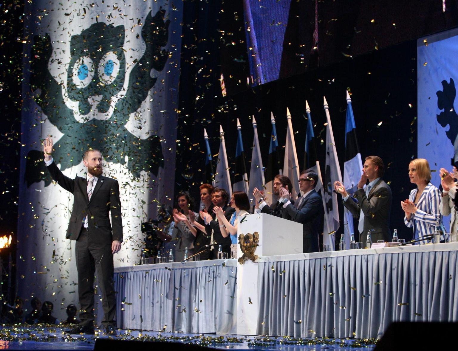 NO99 suurprojekti «Ühtne Eesti» kulminatsiooniks sai 7. mail 2010 toimunud Suurkogu Tallinnas Saku suurhallis. Erakonna loomise asemel tehti sel päeval aga poliitilist teatrit.
