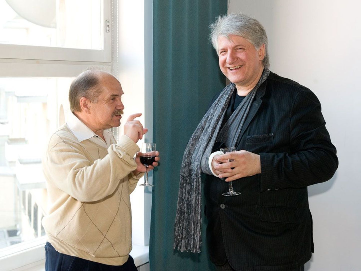 Немного красного вина — это полезно, считают актер Русского театра Эдуард Томан (справа) и художник Владислав Станишевский, который принимал непосред­ственное участие в оформлении книг 
Зои Габович.