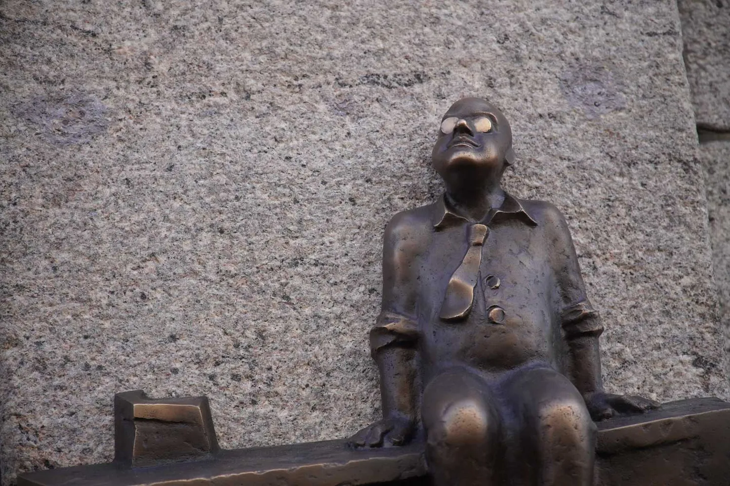 Aivara Vilipsōna veidots Aleksandra Čaka piemiņas cilnis