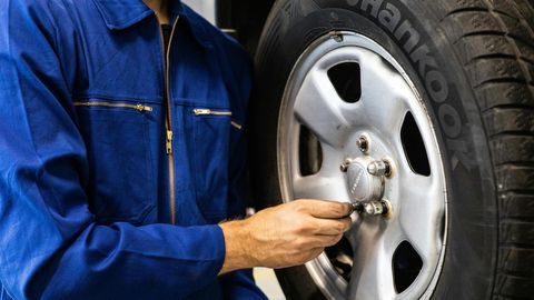 Vasaras riepas zaudē saķeri jau zem +5 °C – kad uzlikt ziemas riepas?