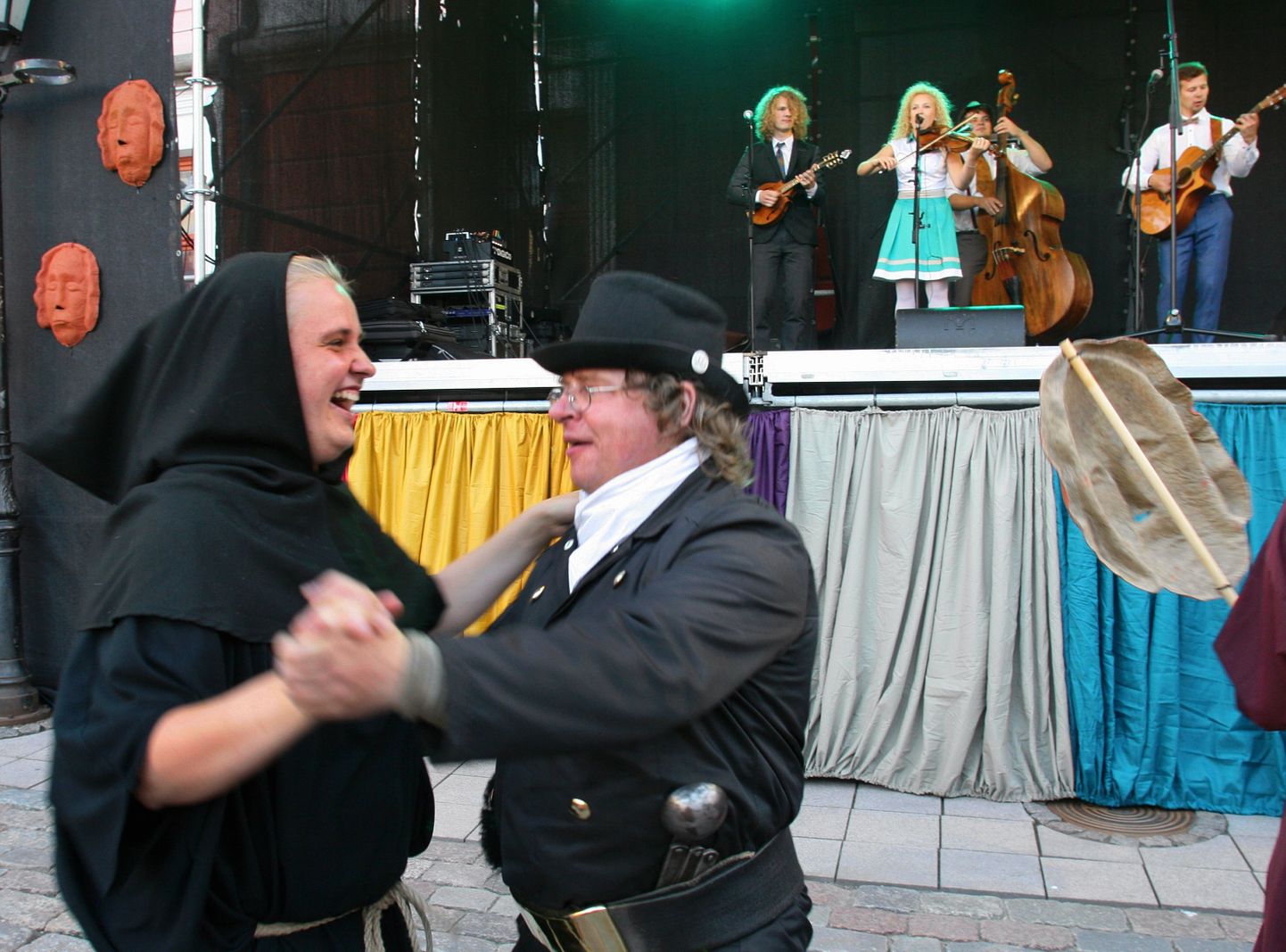 Curly Stringsi muusika kuulamisel on raske loobuda tantsust, nagu näitas ka selle bändi esinemine tänavustel Tartu hansapäevadel.