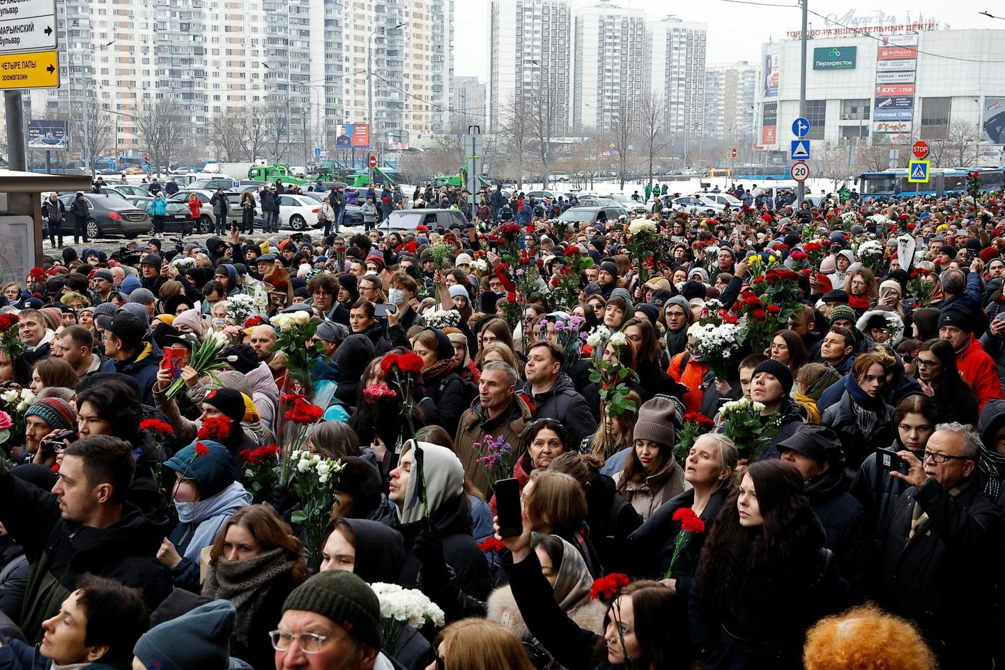 Rahvas hakkas pärastlõunal Borissovskoje surnuaia juurde liikuma lootuses, et neil õnnestub hauale lilled asetada.