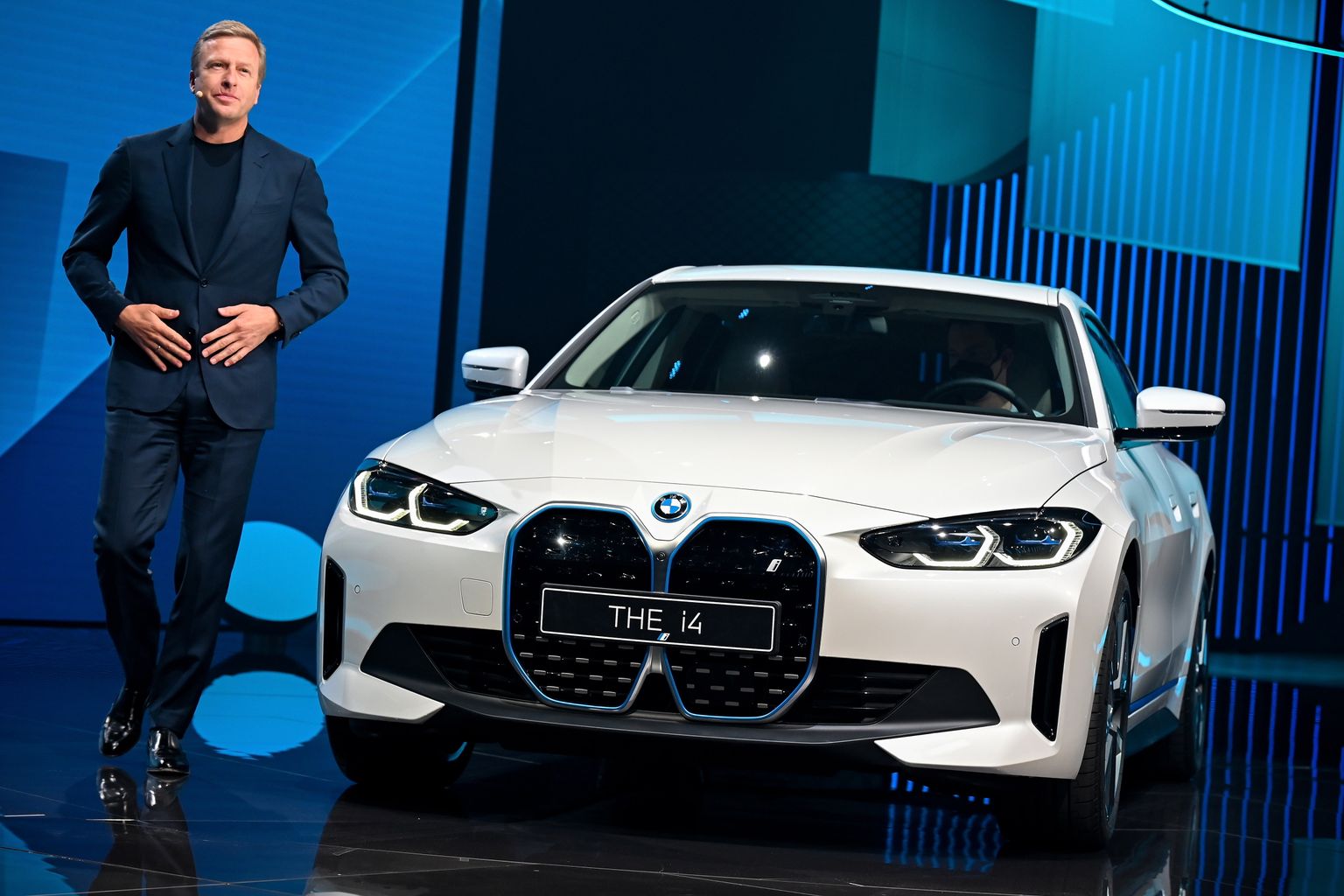 BMW tegevjuht Oliver Zipse esitlemas uut i4 mudelit.