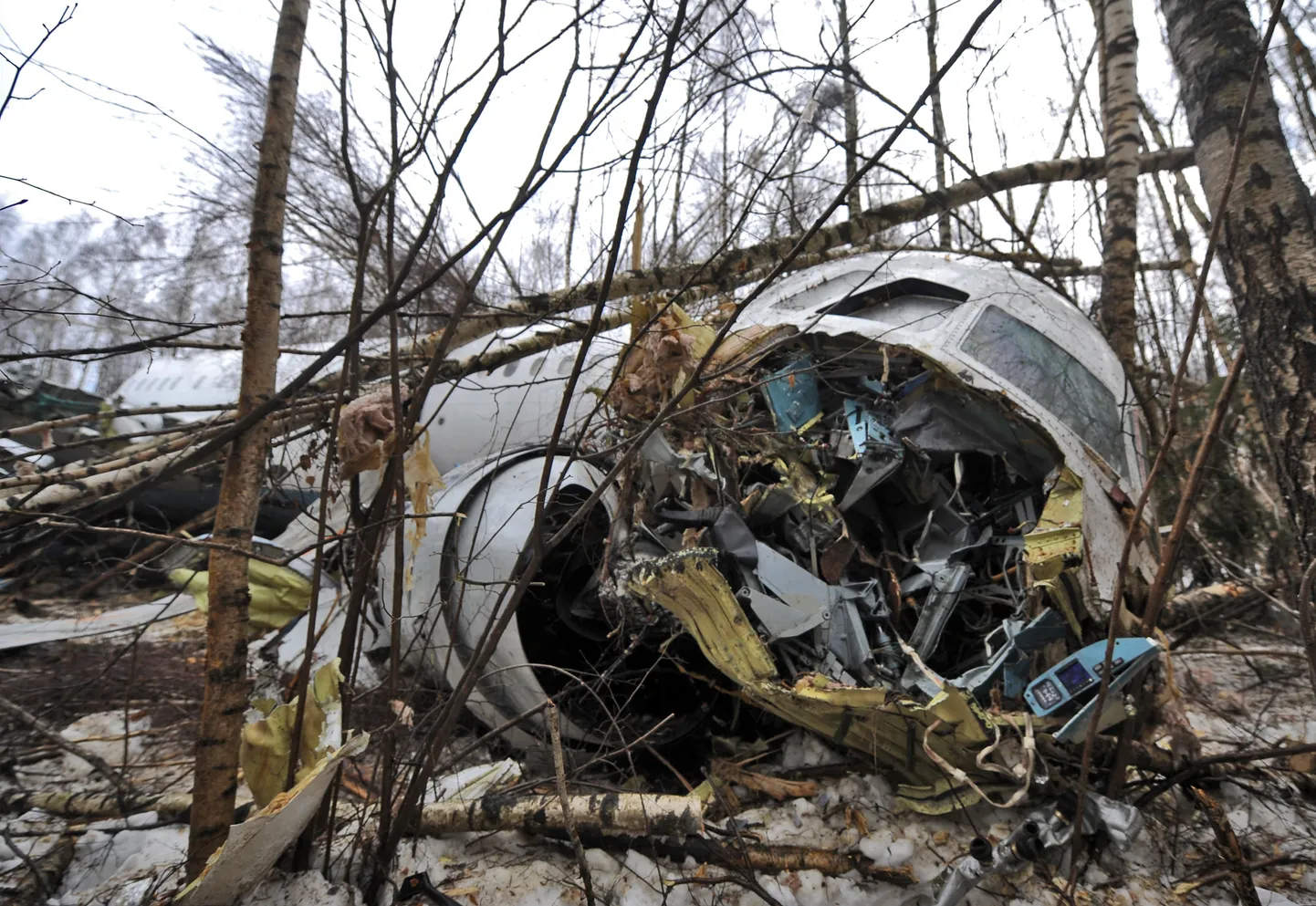 Ту-204 развалился при посадке в 1 км от Домодедово