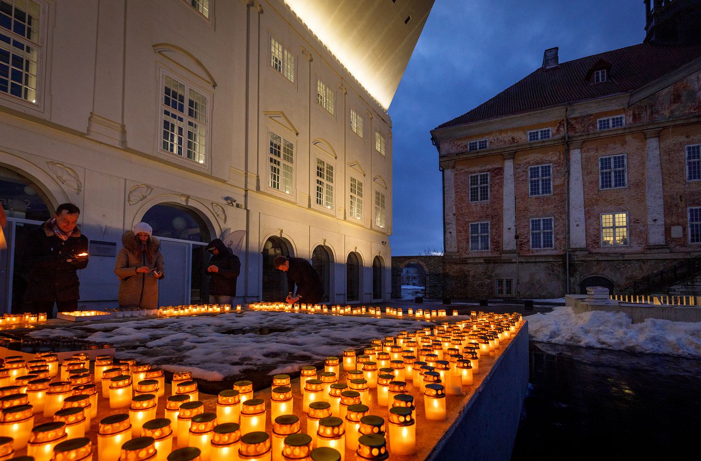 Mullune küünalde aktsioon märtsiküüditamise ohvrite mälestuseks Narvas Raekoja platsil.