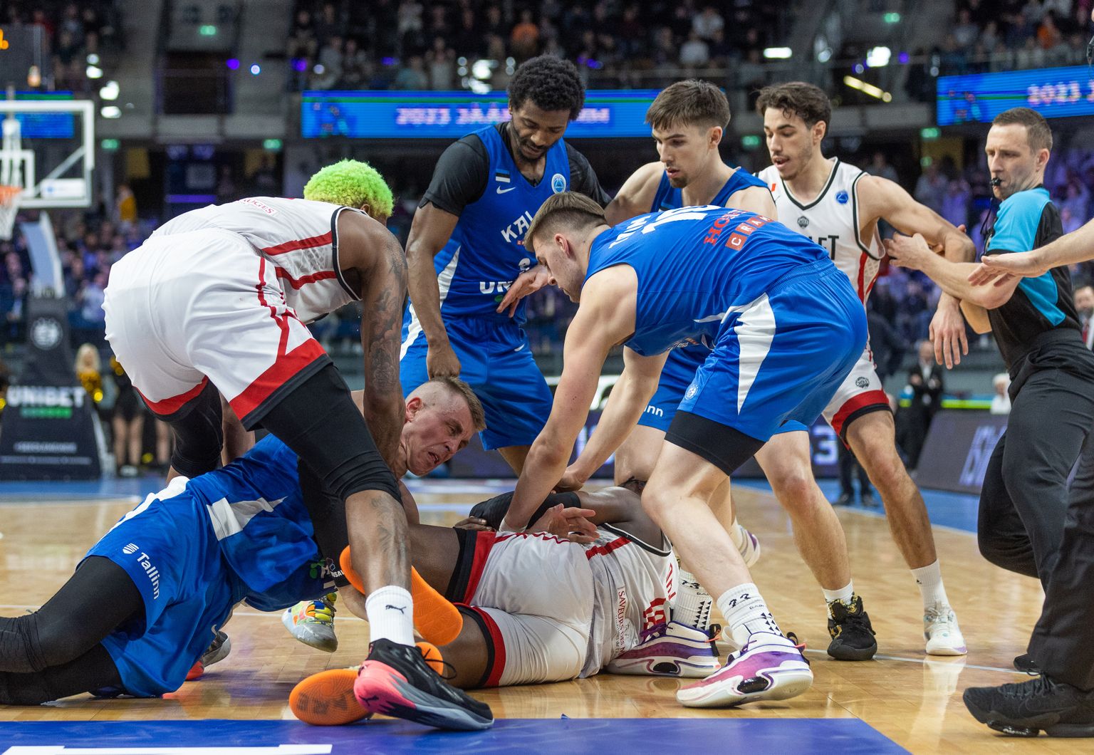 Olukord matši lõpust: Cholet' kapten Boris Dallo on palliga maas, hoopis eemalt tuli Justin Patton maha murdma Mārtiņš Meiersit.