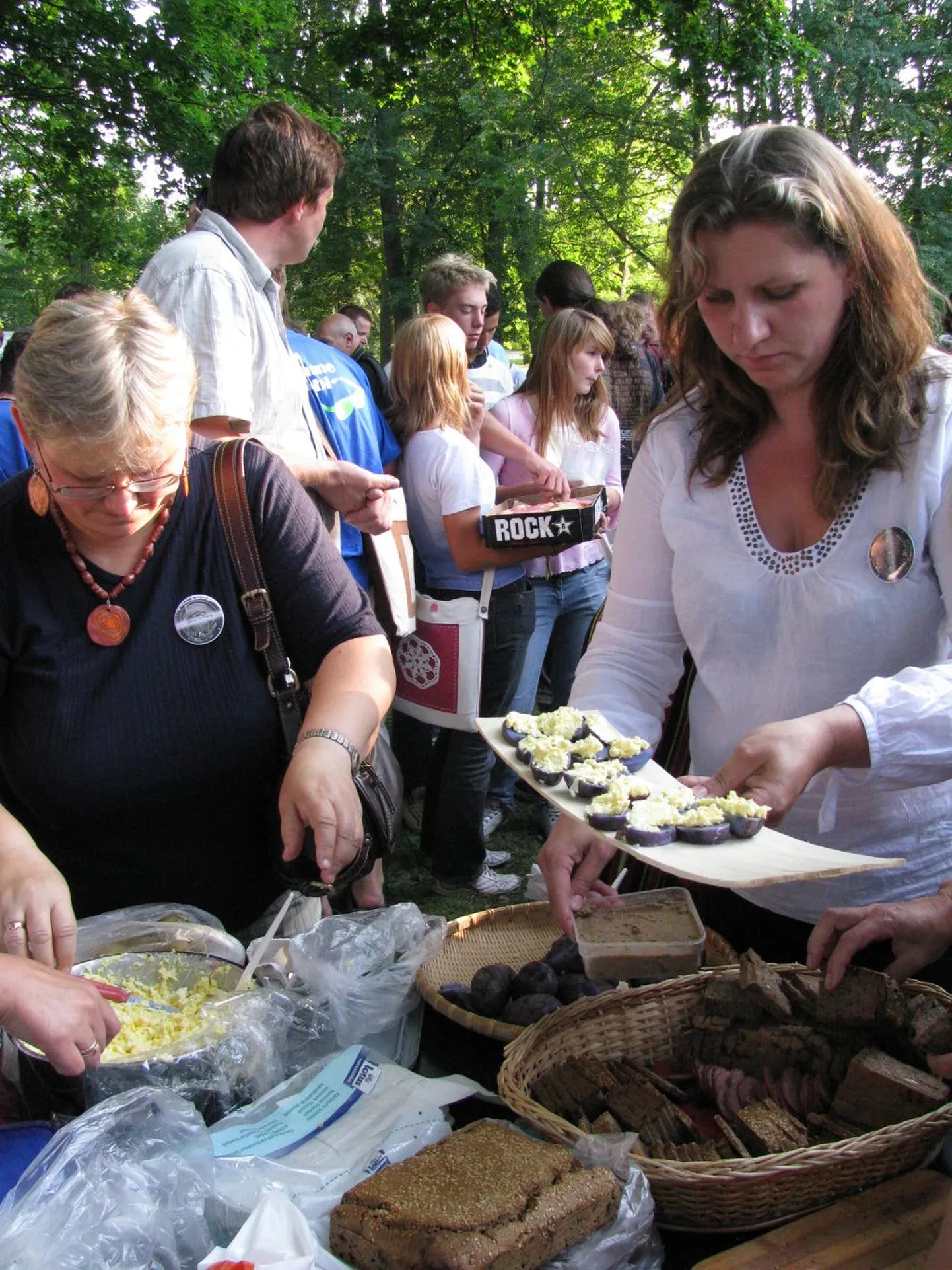 Pärnumaa esinduse köögipool maakondade toite tutvustaval õhtusöögil Rannu pargis, siniseid keedukartuleid ja munavõid serveerivad (vasakul) Urve Selberg Saulepist ja Õnne Salk Tõhelast.