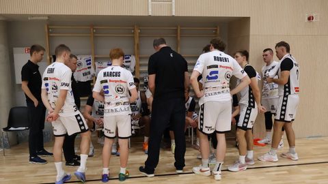 SAAME TUTTAVAKS ⟩ Aru annavad Haljala NGU mängijad Markus Heinakroon ja Oliver Reinol