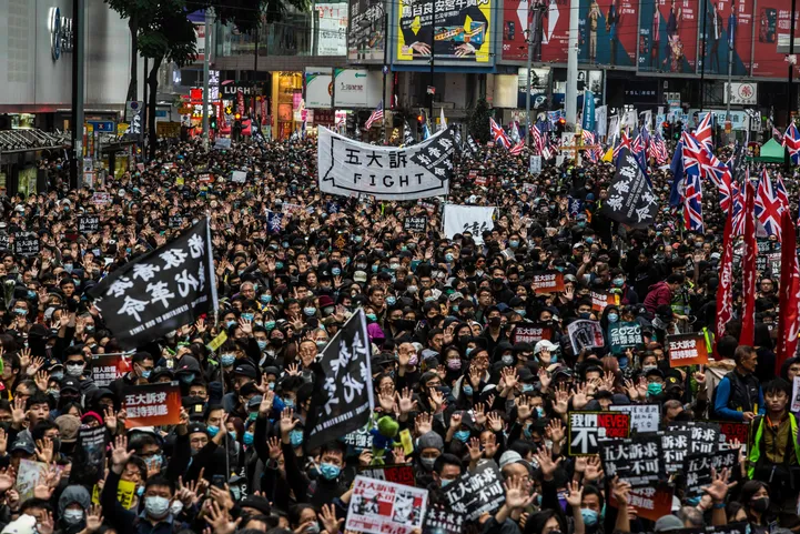 Honkongā simtiem tūkstošu demokrātijas atbalstītāju dodas gājienā