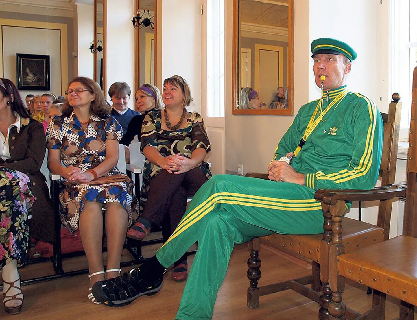 Pärnumaa aasta haridusjuht ja Eesti aasta õpetaja, Tõstamaa keskkooli direktor Toomas Mitt taas kehalise kasvatuse õpetaja rollis, peas kooli oma müts. Saalis paremalt esimene Inger Vahuvee, üks tänavusi Pärnumaa aasta õpetajaid.