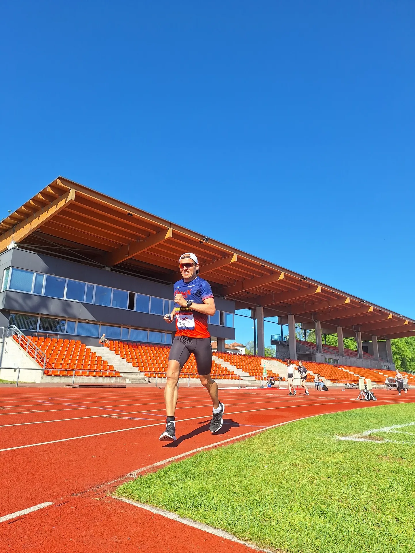 Rait Ratasepp võttis eesmärgiks staadionitel joosta kümne päevaga 20 maratoni alla kolme tunniga. Paraku pidi ta katsumuse teisel päeval vigastuse tõttu katekstama.