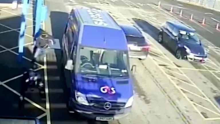 G4S auto juures peatunud mustast Mercedesest välja hüpanud röövel asus turvameest jälitama.
