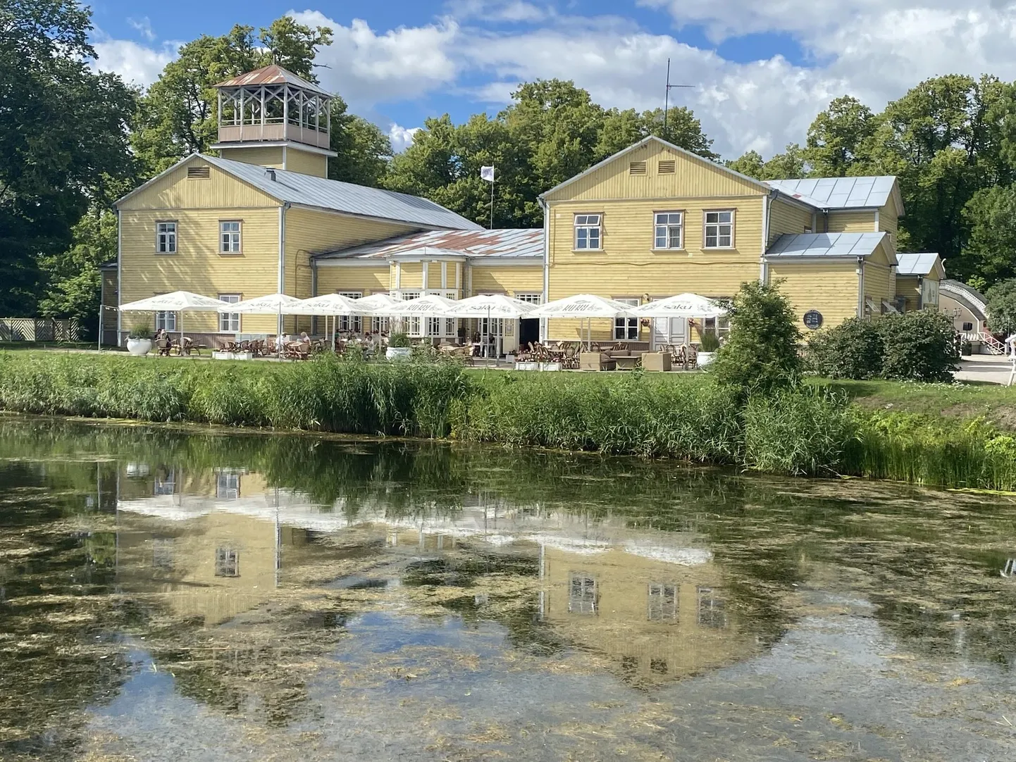 Vaatega Kuressaare lossile: Ku-Kuu suveromantiline päikeseterrass.