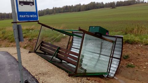 Фото: штормовой ветер опрокинул павильон автобусной остановки