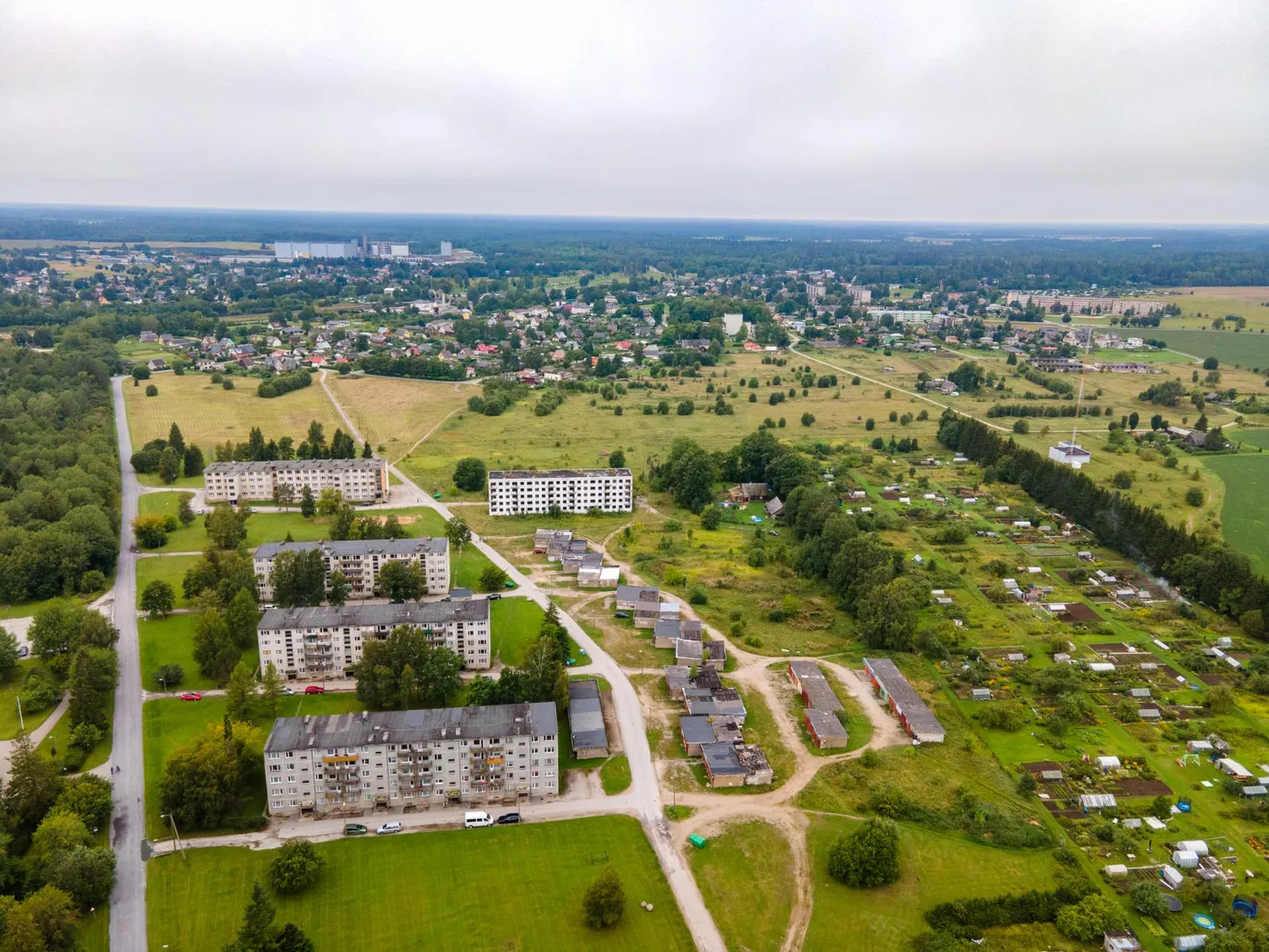 Esiplaanil Sääse alevik, taamal Tamsalu linn.