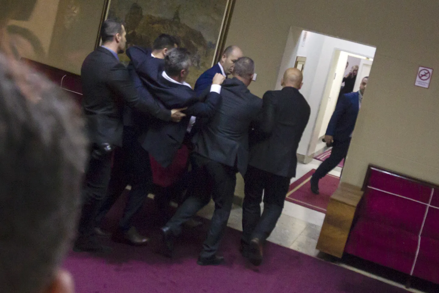 Montenegro politseinikud kandmas Podgoricas parlamendihoones serbiameelset opositsiooni parlamendisaadikut.