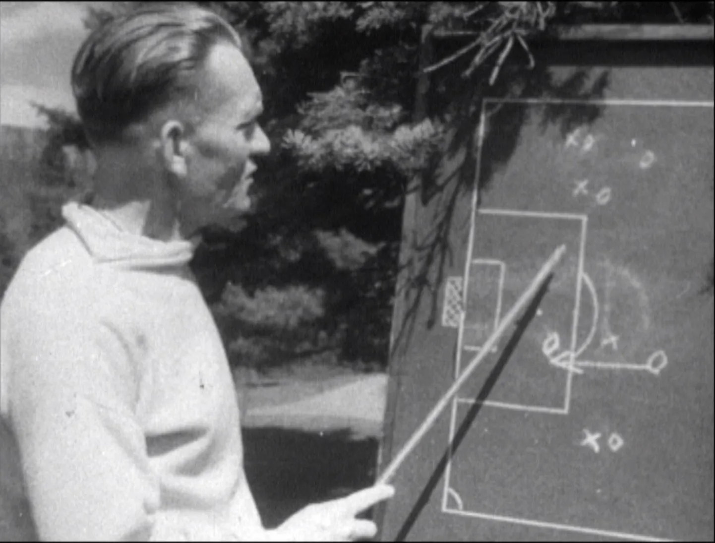 Albert Vollrat 1947. aasta suvel treeninuglaagris Lääne-Ukraina Karpaatides Mukatševos spartaklastele taktikat õpetamas.
