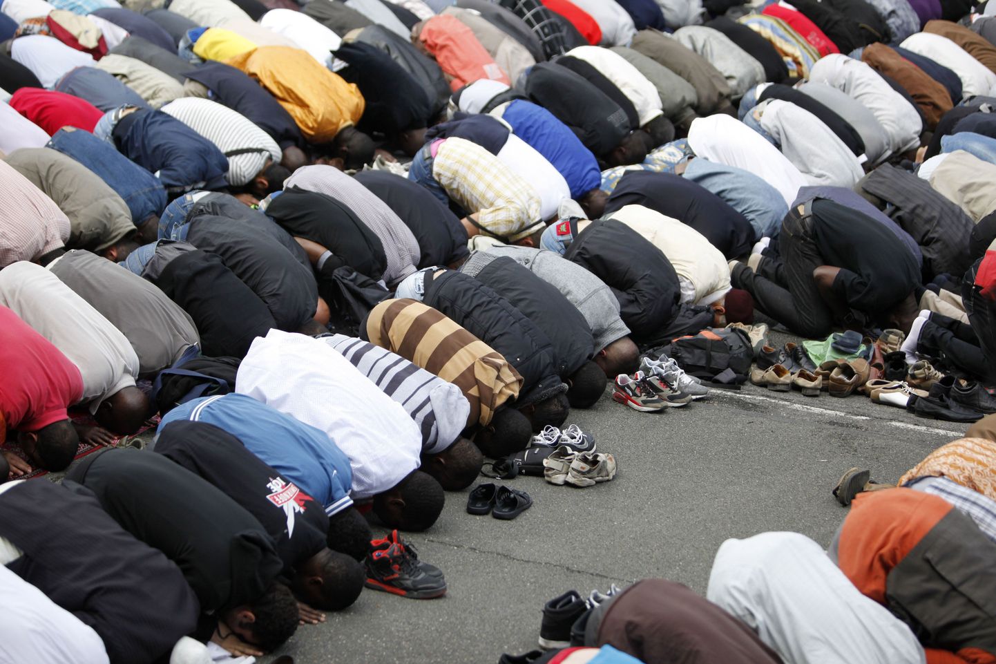 Pildil peavad palvust Prantsuse moslemid.