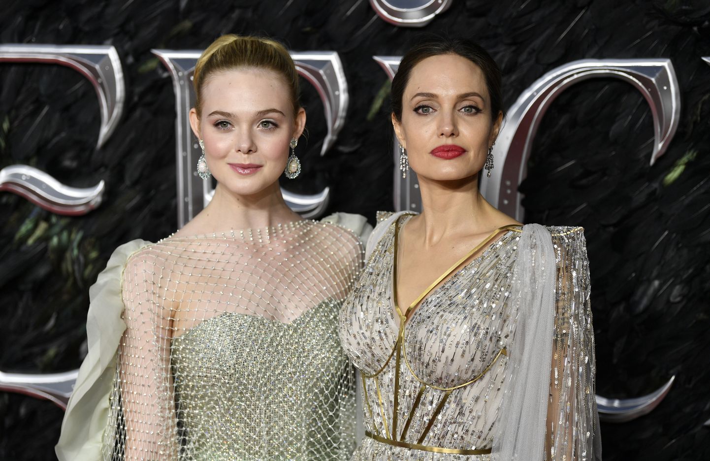 Elle Fanning ja Angelina Jolie «Pahatar: Kurjuse käsikijanna» esilinastusel