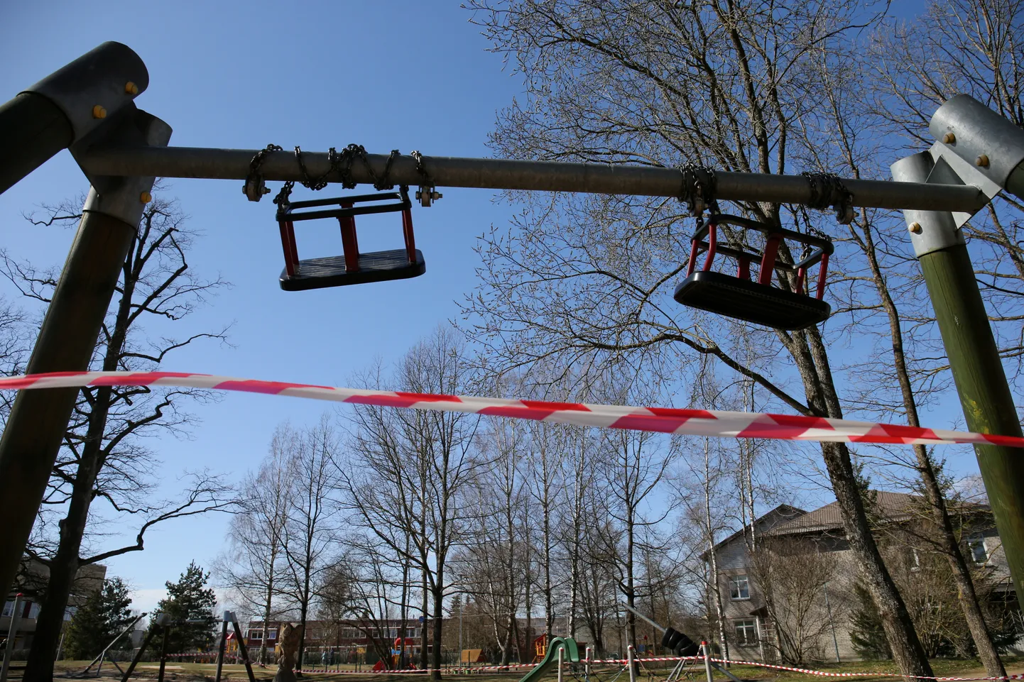 Koroonaviiruse tõttu suletud Veeriku pargi mänguväljak.