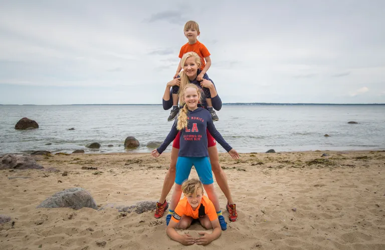 Kristina koos kolmes eri kaalus hantlikesega - harjutust alga!