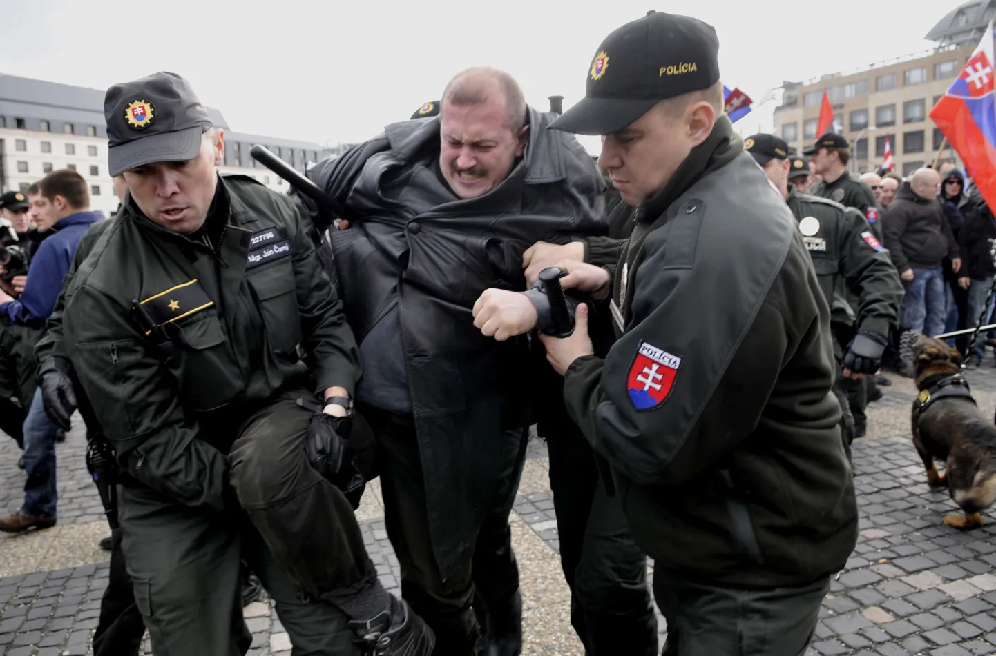 Slovaki politseinikud paremäärmuslaste meeleavaldust laiali ajamas.