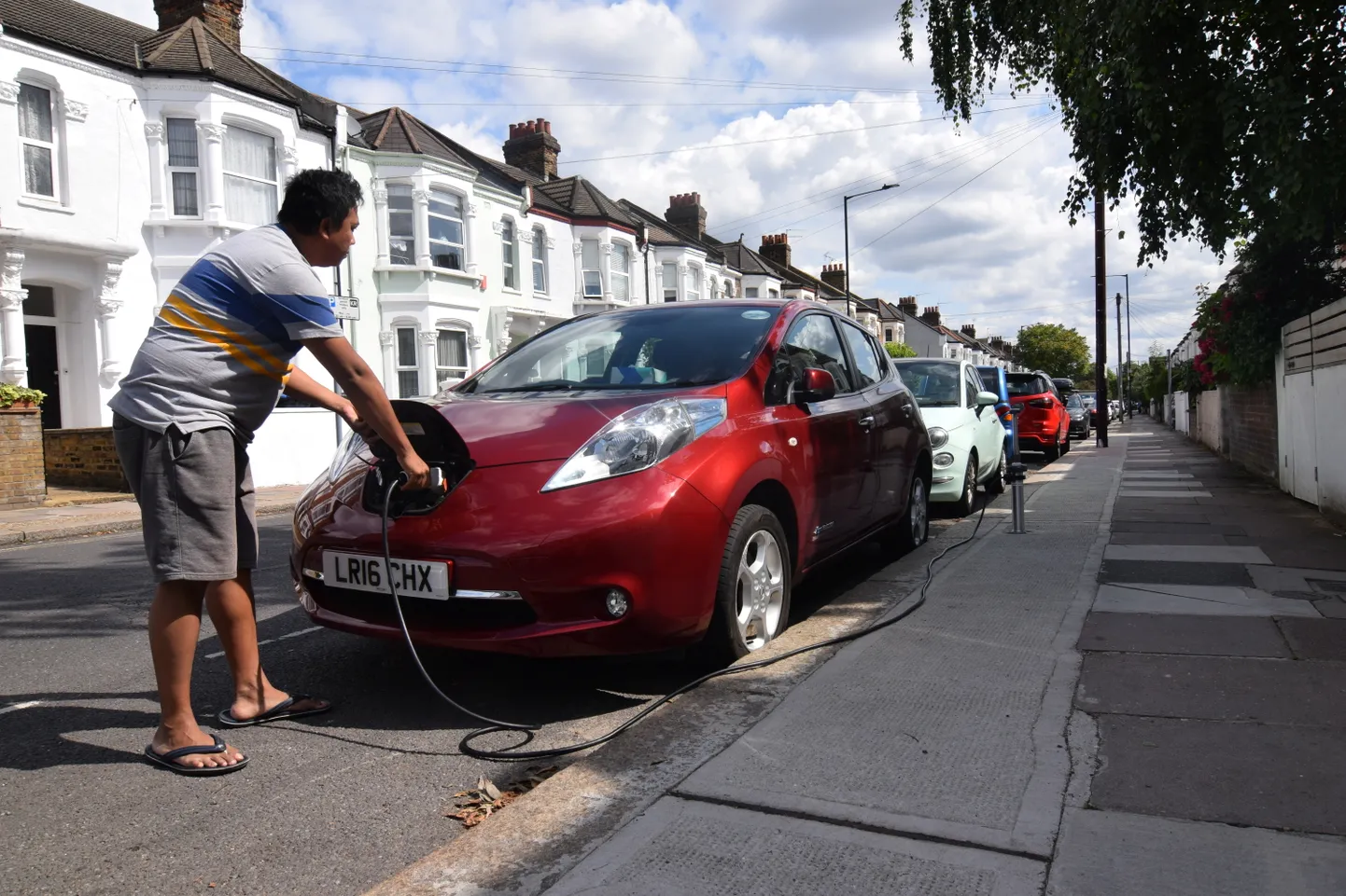 Nissan Leaf Londoni tänaval.