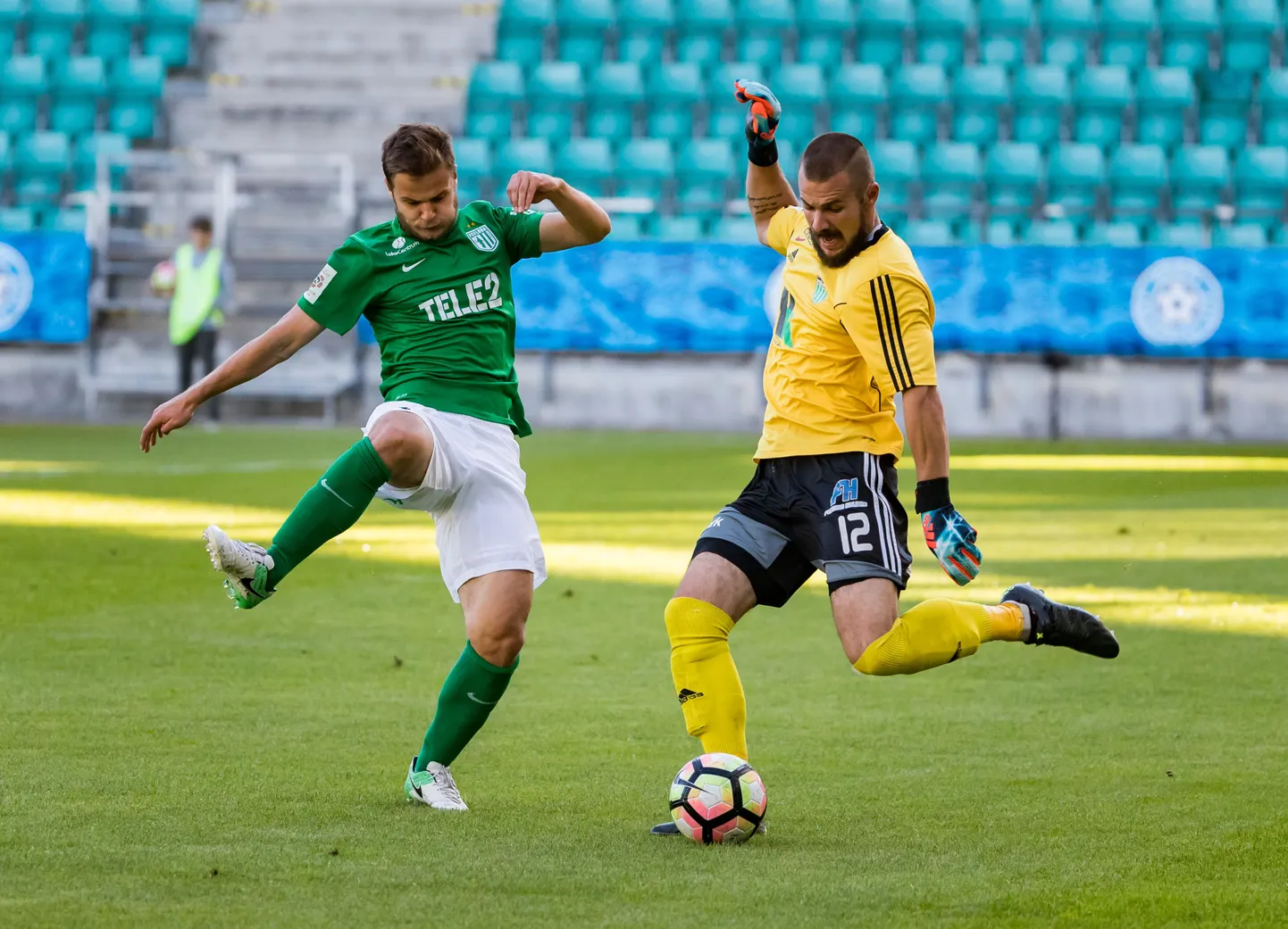 Flora ründaja Rauno Sappinen (vasakul) ja Levadia väravavaht Sergei Lepmets on oma positsioonil liiga tipus.
