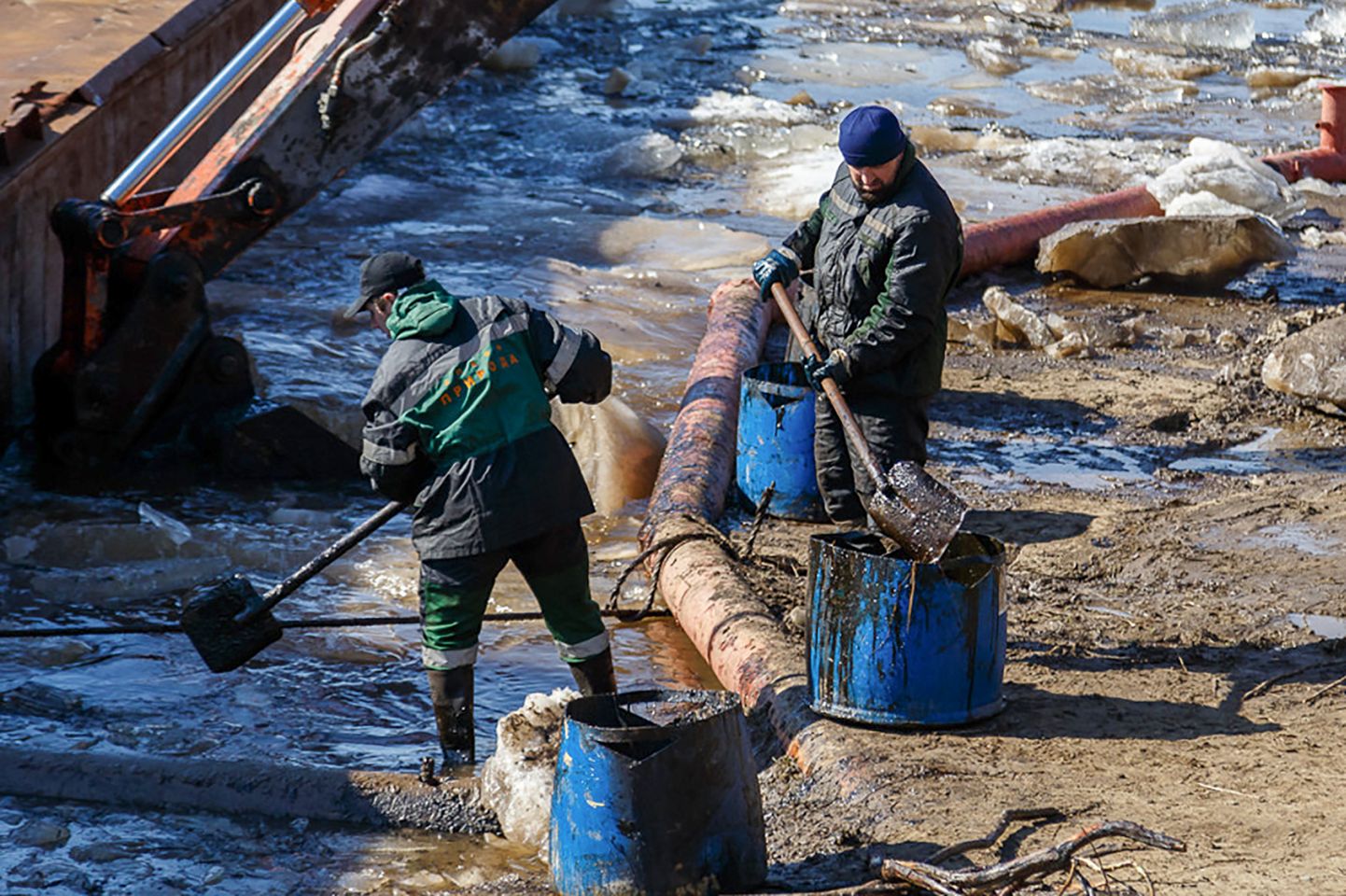 Töötajad koristamas lekkinud naftat Kolva jõest Ussinski linna lähistel Komi Vabariigi ja Neenetsi autonoomses ringkonna piiril.