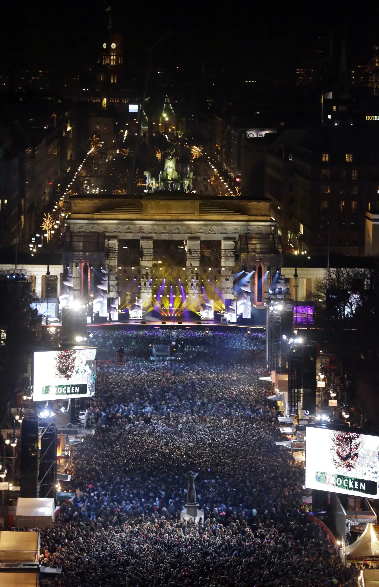 Rahvahulk Berliinis Brandenburgi väravate ees.