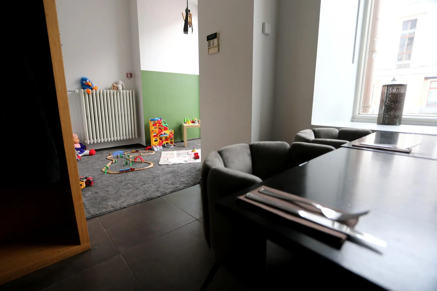 Cafe Truffes saavad emad-isad broneerida kogu perele laua mängunurga lähedal.
