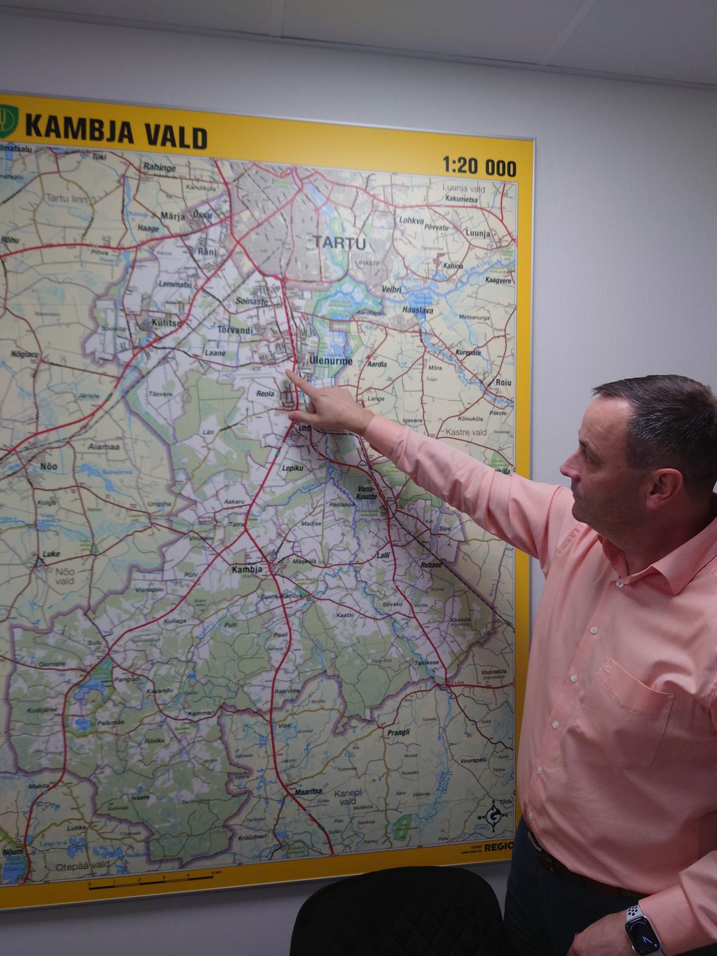 Kambja vallavanem Illari Lään näitas kaardil suurt piirkonda Tõrvandis, kus pikki aastaid on tegutsenud ja kinnisvara arendanud OÜ Albatrek.