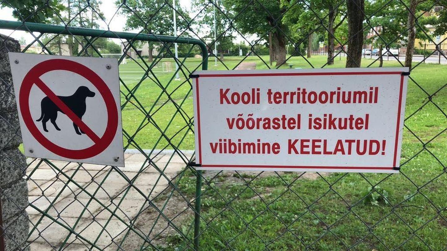 Viljandi Kesklinna kooli staadioni värava juurde pandi üles silt, mis keelas võõrastel tulla. Pärast seda, kui keelule Facebookis tähelepanu juhiti, võeti see maha.