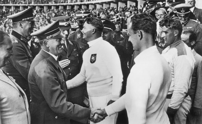 Adolf Hitler kätlemas 1936. aasta olümpial saksa sportlasi