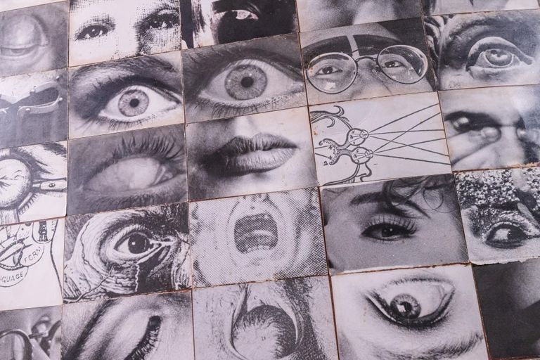 DeStudio üks esimesi töid, «Silmapilk» Fotografiska näitusel. Me näeme siin kindlasti sürrealismi heiastusi, ent samuti erootilisi vihjeid, mida pakkus Georges Bataille oma raamatus «Silma lugu».