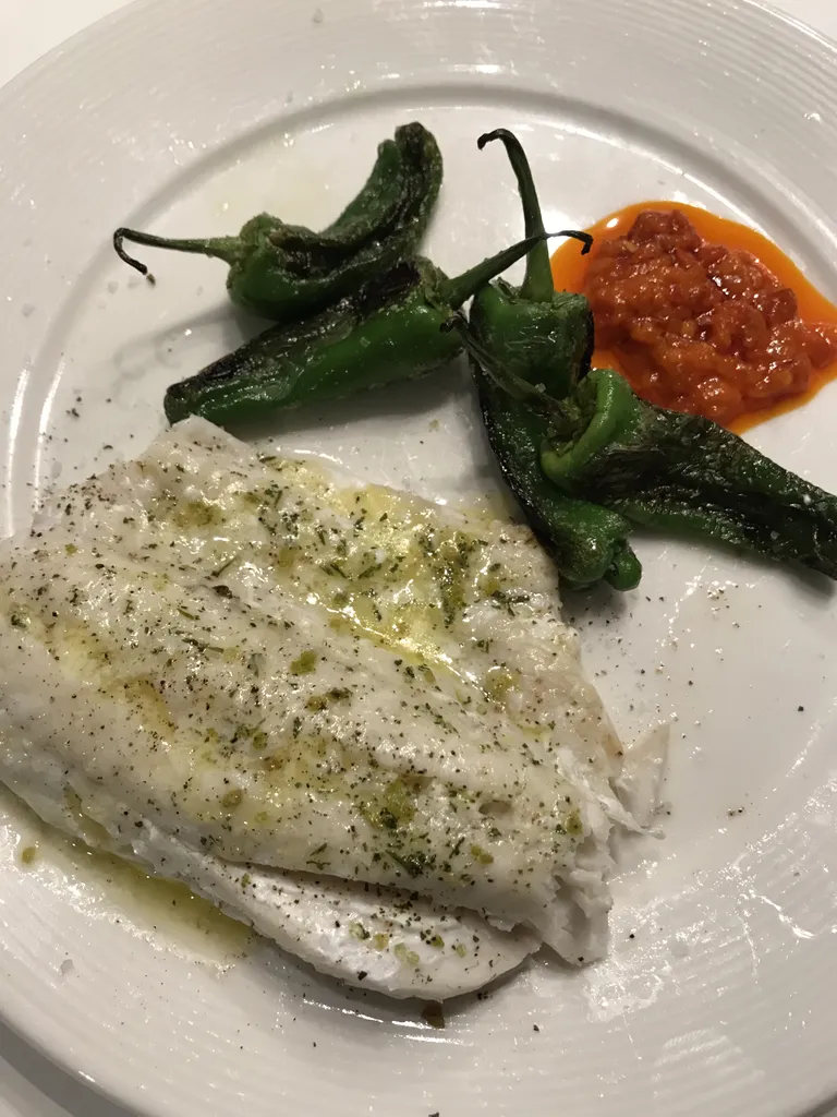 Meriahven, rohelised piprad ja pikantne paprika-mee segu. Ikka Andrese enese valmistatud.