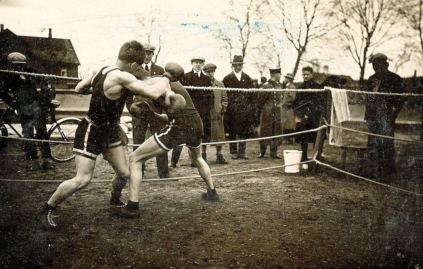 Kas Eesti esimene avalik poksimatš ka fotole jäädvustati, pole teada. Selle toimumispaik Taara aed oli aga populaarne võistluskoht ka aastakümneid hiljem. See spordimuuseumi fotokogust pärit jäädvustus on tehtud 1930. aastatel.