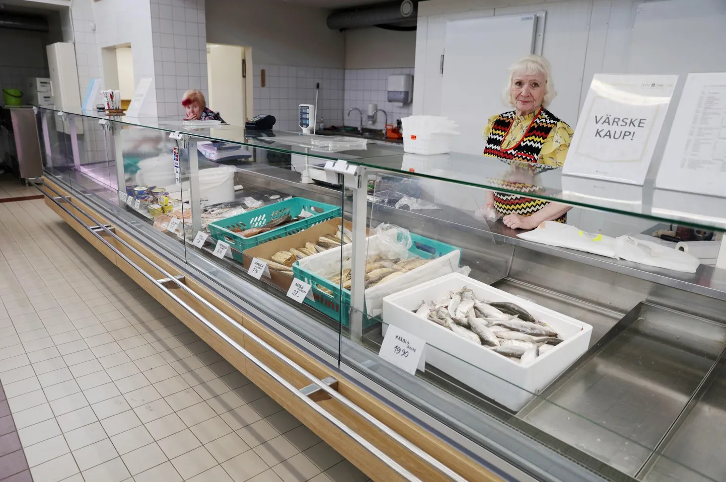 Tartu turuhoone kalamüüja Asta ütles, et rääbist ostetakse vaatamata Vene päritolule ja kõrgele hinnale palju.